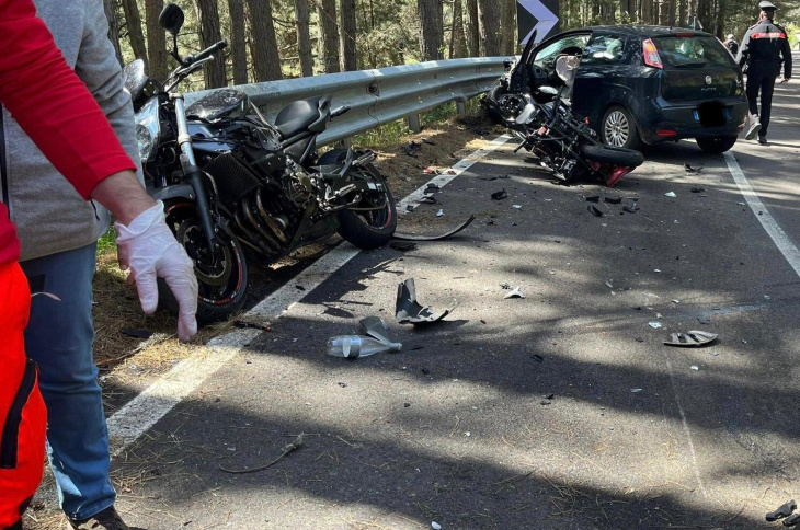 scontro tra un'auto e tre moto, un morto e due feriti gravi