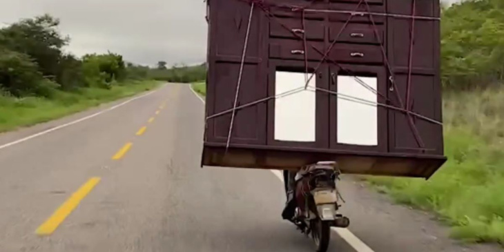 un motociclista trasporta oggetti insoliti e i video diventano virali, impressionando persino will smith