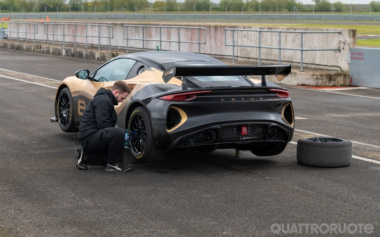 Lotus Emira GT4: motore, cavalli, interni, prova - Quattroruote | Quattroruote.it