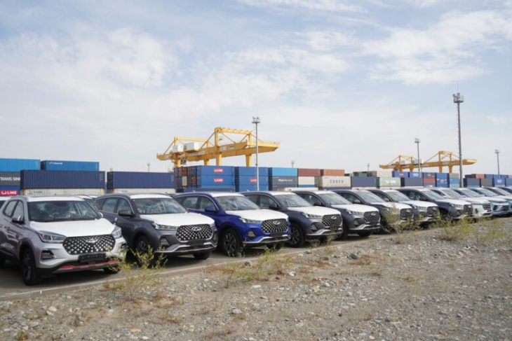 migliaia d’auto elettriche cinesi abbandonante nei porti europei e i clienti attendono