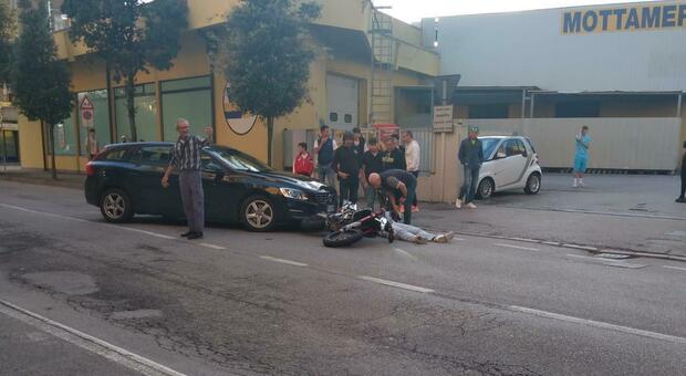 motta di livenza. si schianta in moto contro un'auto davanti al market visotto: 18enne finisce all'ospedale