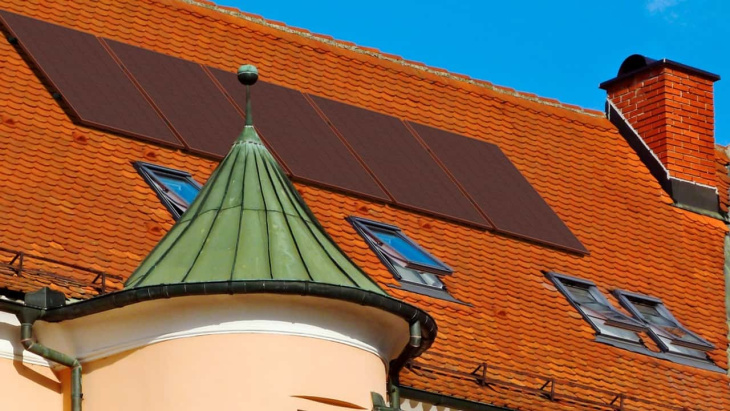 ecco i pannelli fotovoltaici rossi adatti anche ai palazzi storici