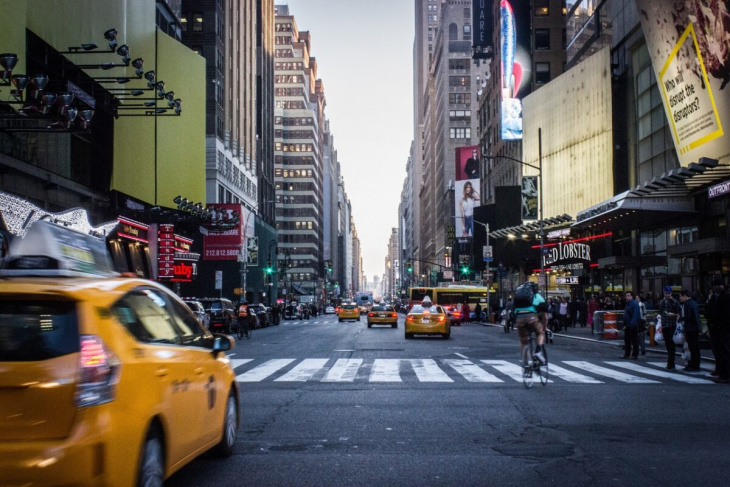 taxi con guida autonoma: test a new york, ma con il conducente
