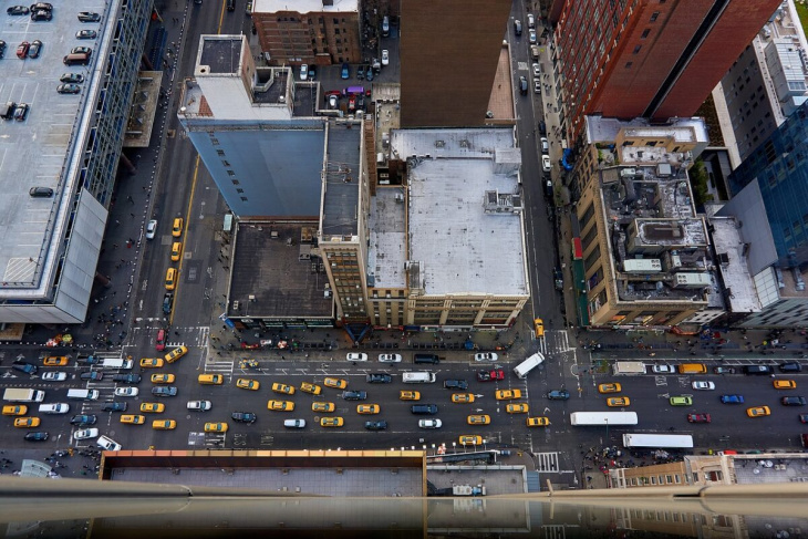 taxi con guida autonoma: test a new york, ma con il conducente
