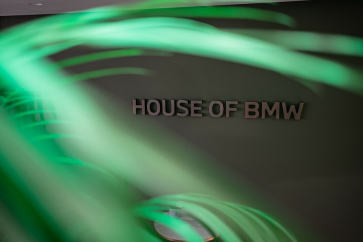 house of bmw si trasforma nel libro “la casa delle emozioni”. a cura di roberto olivi, ha un testo di pierfrancesco favino