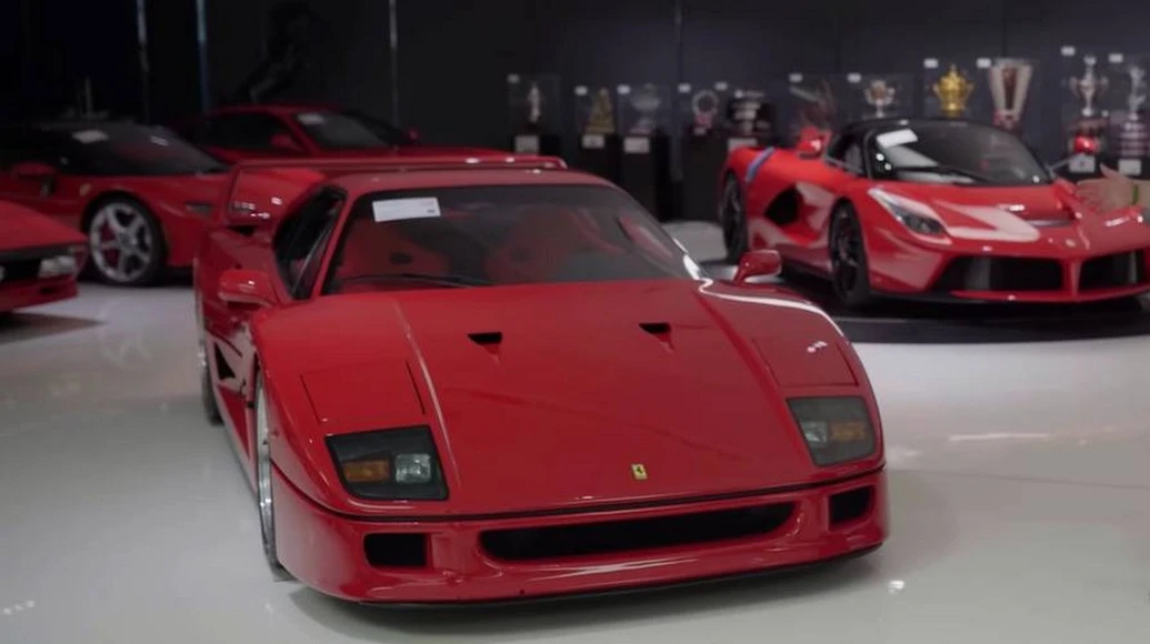 un garage da sogno con ferrari incredibili e altre auto da urlo | video