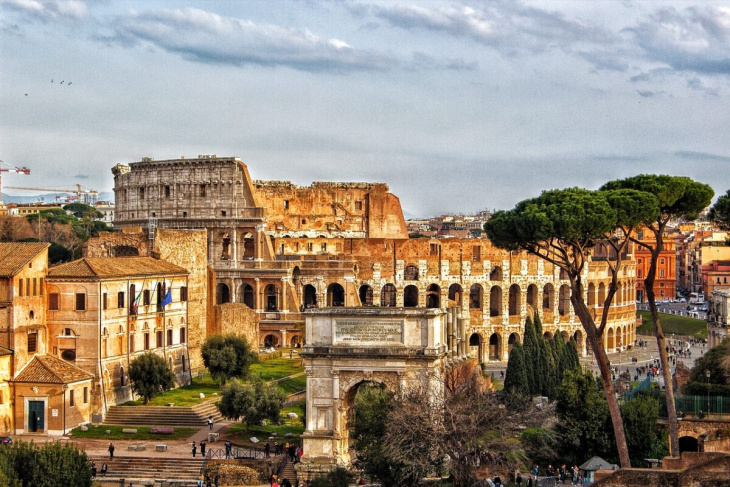 roma e oltre: un viaggio in auto alla scoperta dei tesori dell’italia