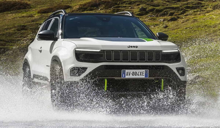 jeep svela l’avenger 4xe: suv compatto con trazione integrale e prestazioni off-road