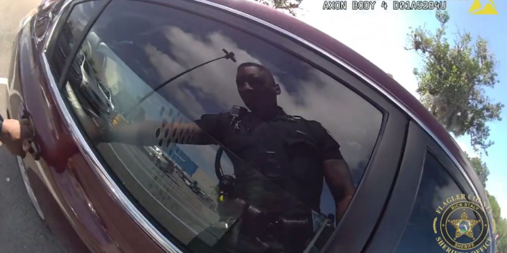 video drammatico: poliziotto rompe il vetro dell’auto per salvare una ragazza in florida