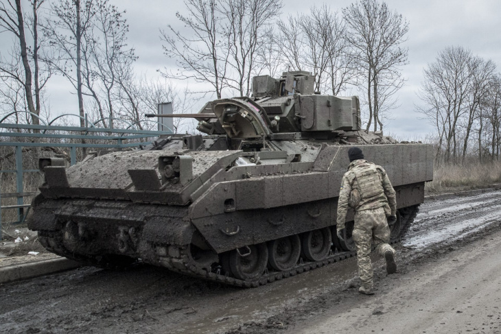 un m-2 bradley ucraino ha distrutto un carro armato russo con un colpo mortale a lunga distanza