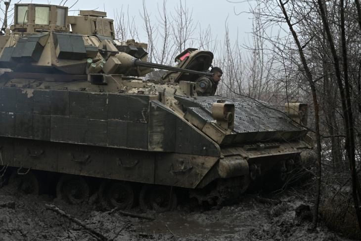un m-2 bradley ucraino ha distrutto un carro armato russo con un colpo mortale a lunga distanza
