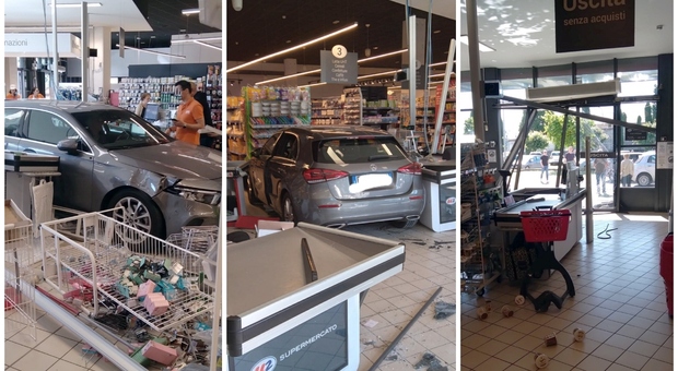 la mercedes sfonda la vetrina del supermercato: panico tra i clienti, travolti casse e scaffali. «alla guida un 90enne»