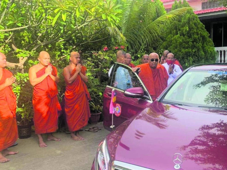 monaci venduti al regime: la fede viaggia in mercedes