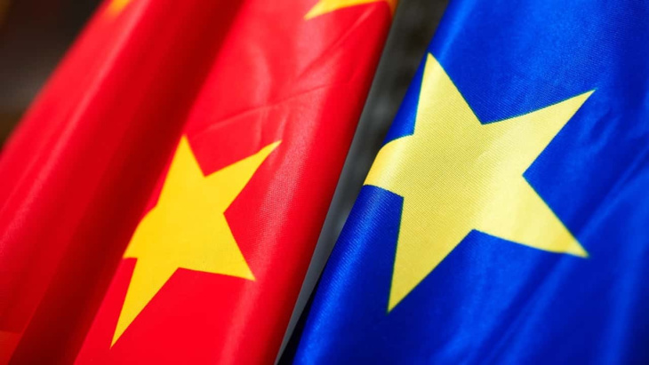 l'europa pronta ad alzare i dazi sulle auto elettriche cinesi