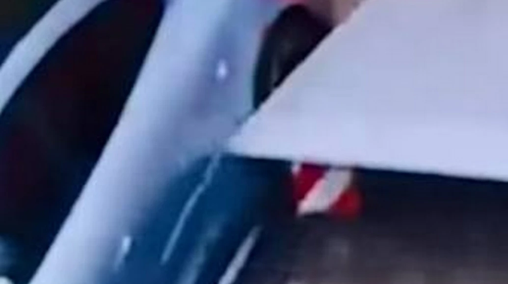 porsche taycan in carica colpita dalla sponda idraulica di un camion | video
