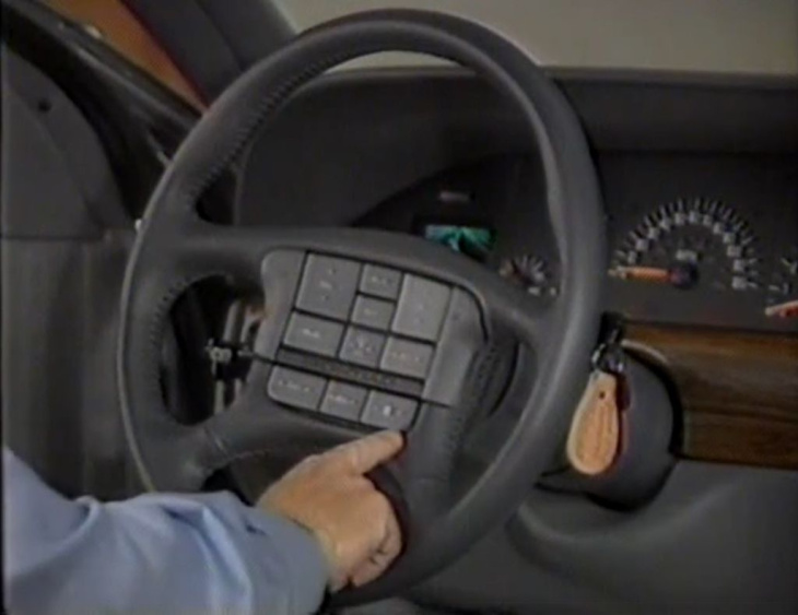 tanti schermi in auto, e l'airbag cambia posizione