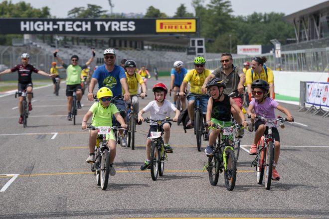 suzuki bike day 2024: grande successo con 2.800 persone in giallo all’autodromo di imola [foto]