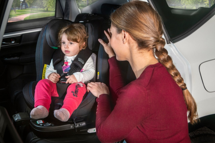 bambini in auto – conoscete le regole per il trasporto dei più piccoli? fatecelo sapere!