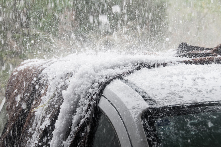 assicurazioni auto per danni meteo in crescita: grandine e frane