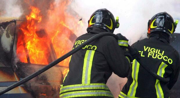 monfumo. scoppia un incendio nel box auto: furgone e due vetture distrutti dalle fiamme