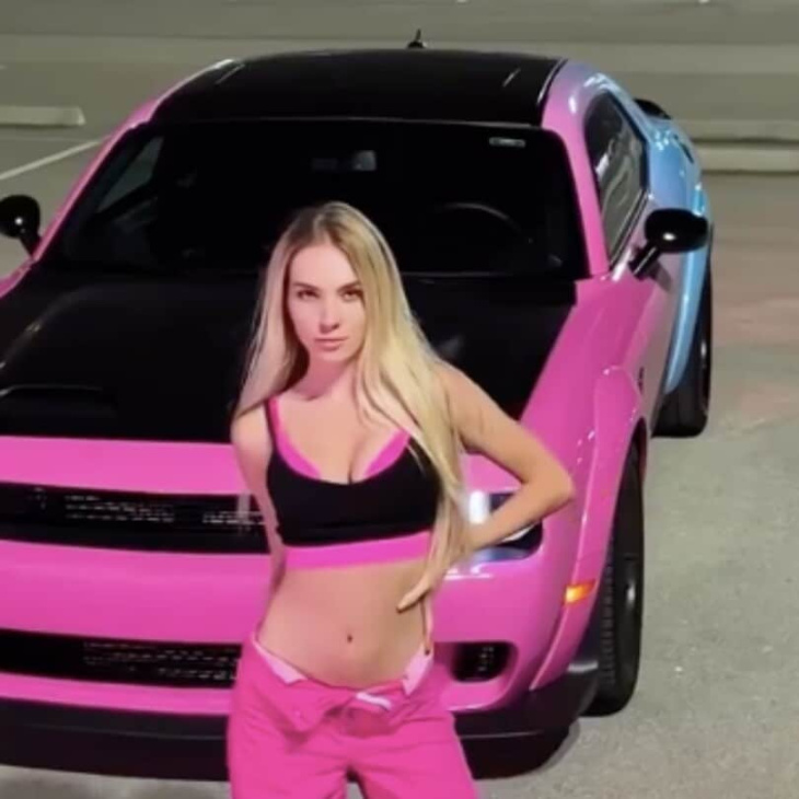 angelina, dal tennis a barbie passando per le auto rosa shocking