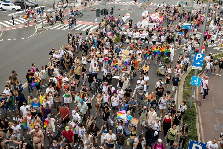 a milano il corteo del pride 2024, migliaia di persone sfilano per i diritti