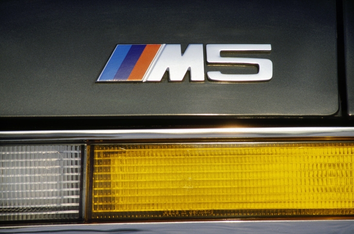 bmw m5, dalla e28 del 1984 all'ibrida: tutte le serie della super berlina