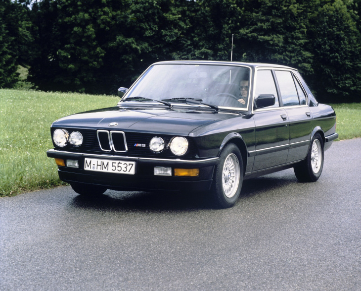 bmw m5, dalla e28 del 1984 all'ibrida: tutte le serie della super berlina
