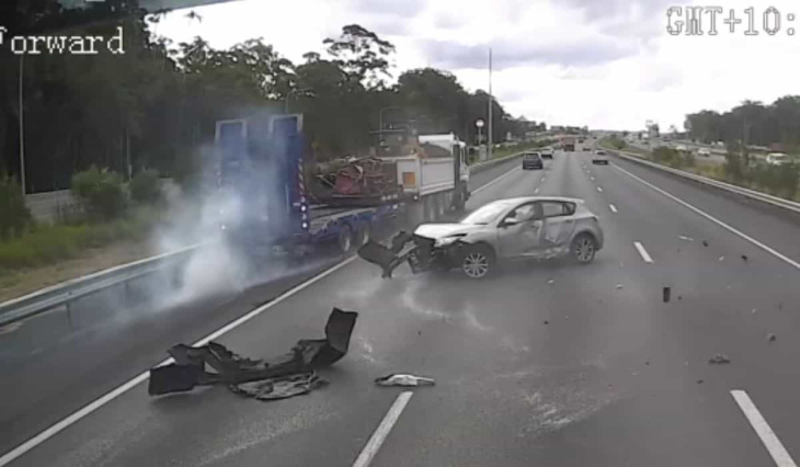 guida pericolosa causa grave collisione tra mazda e subaru su autostrada in australia