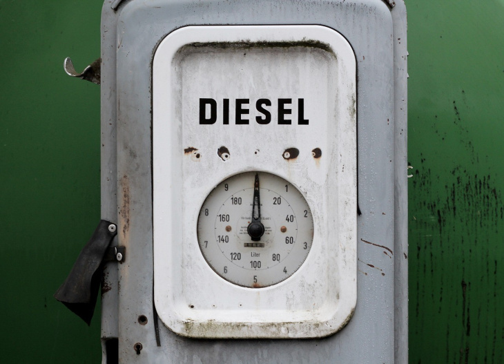 stop auto a benzina e diesel dal 2035, parlamento ue vuole rivedere la decisione