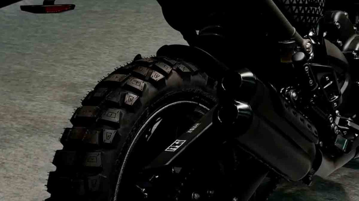 video: triumph presenta la customizzazione della scrambler 400x con un look completamente nero