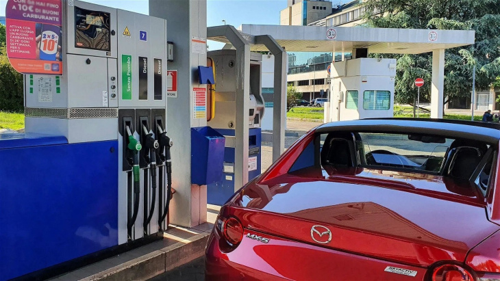 stop benzina e diesel 2035: l'europa vuole rivedere le regole, cosa succede?