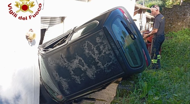 auto parcheggiata su un pendio si muove da sola e finisce dentro una casa: l'incidente choc