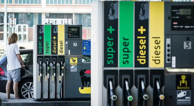 sale il prezzo della benzina, al self è a 1,87 euro al litro. diesel self è a 1,754 euro al litro