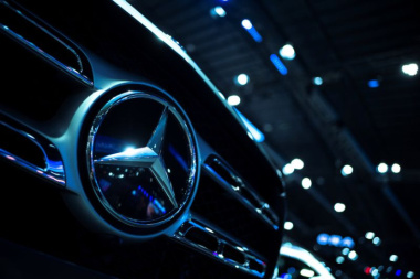Mercedes riduce prospettive su utili auto per 2024 su pressione in Cina